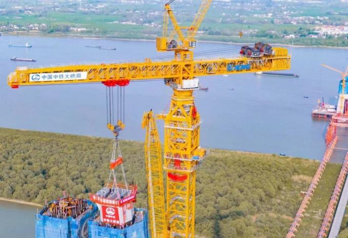 Zoomlion′s New Tower Crane Can Lift up to 8 Tons at The Tip of Its Arm